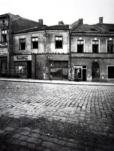 Lata 60. XX w.: wyłączona z użytkowania kamienica przy ul. Mickiewicza 7, w kt&oacute;rej dzisiaj mieści się siedziba Delegatury Wojew&oacute;dzkiego Urzędu Ochrony Zabytk&oacute;w. Fotografia ze zbior&oacute;w Biura Miejskiego Konserwatora Zabytk&oacute;w UM Rzeszowa